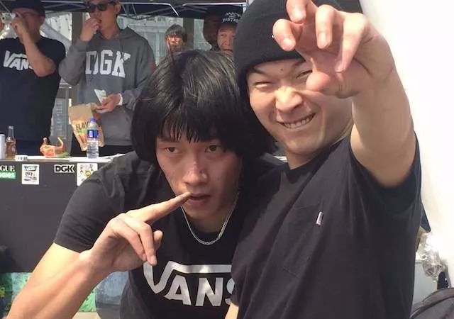 在社会混过的 “野生滑手”,隔着车窗向我平伸出了他的右手_张子杨