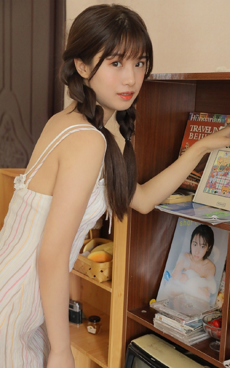 性感美女时尚写真,清纯可爱麻花辫水嫩肌肤吊带香肩,漂亮养眼!