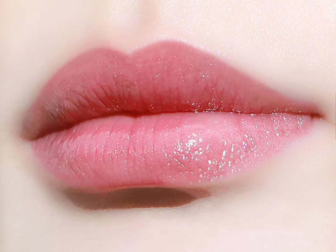 偏橘调的泡泡糖粉色,又亮又通透,颜色的饱和度也不高,涂上巨有日杂感.