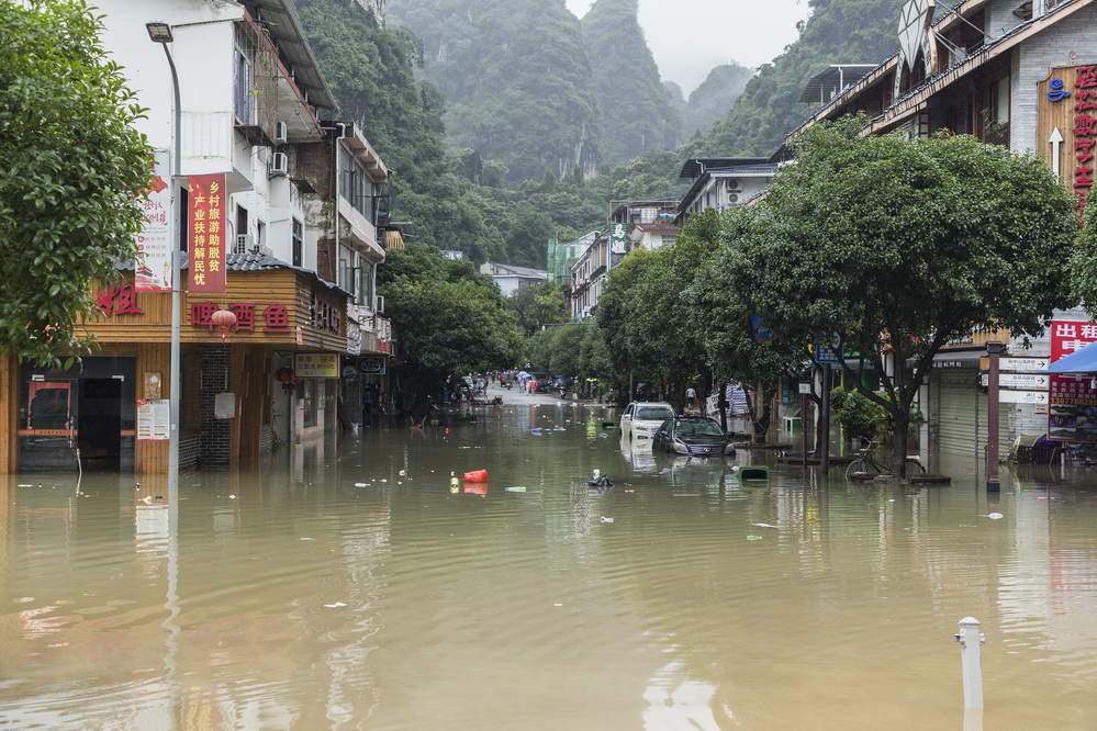 特大暴雨袭击桂林 阳朔县城水漫街道