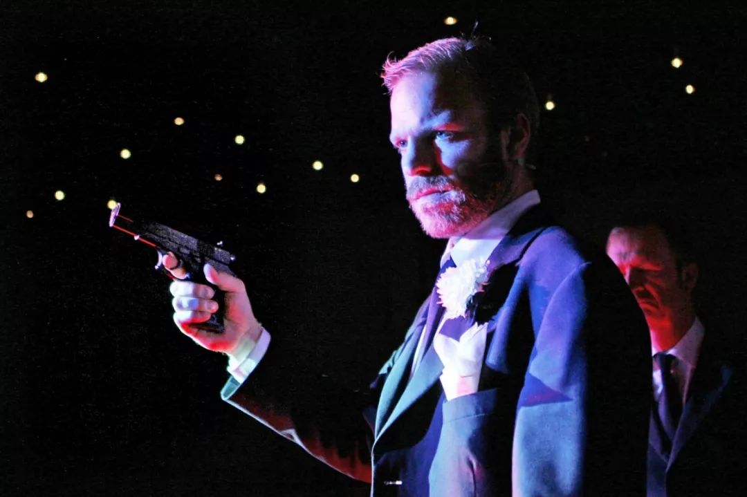 位演员,娴熟玩转10余种不同乐器;一艘船,一个人;一把枪,一只鸟;一宗罪