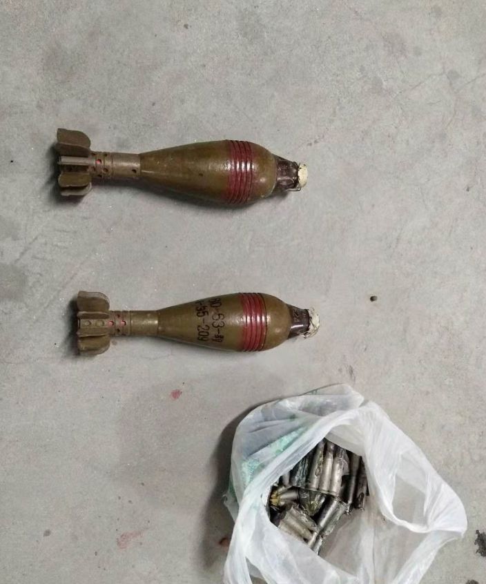 高邮老奶奶捡废品发现几枚炮弹._子弹