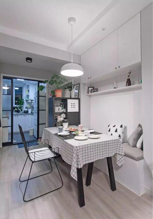 简单实用的餐边柜和餐桌一体化设计,家里是小户型