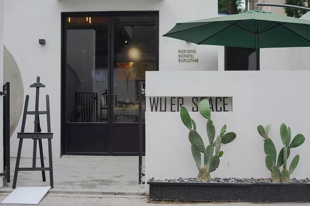 纯白的墙面搭配上典雅的黑色,古朴的苏式格调与现代的极简风格让这家