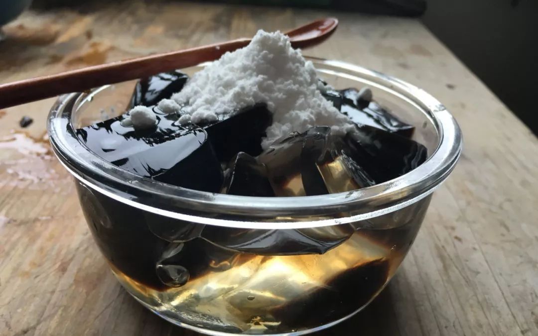 更有会吃的,会要求黑白同食,青草石莲各半杯,用搅拌棒混的碎碎的,然后