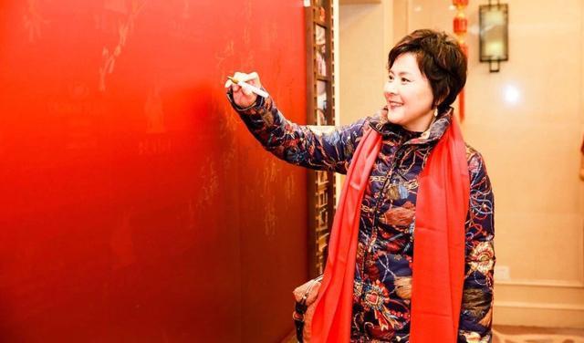 原创还记得80年代美女明星陈鸿梅吗昔日上影花旦如今60岁美貌不输