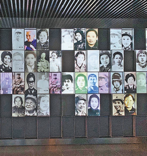中国女红军纪念馆的照片墙(局部).