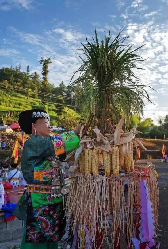 從苗族趕秋祭秋儀式中展現人類自我崇拜的內涵和意義