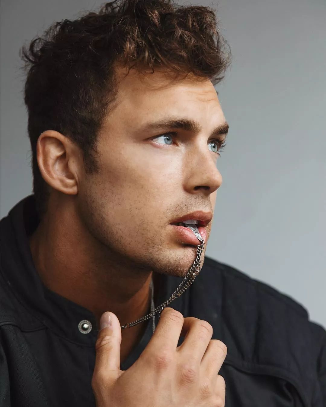 你老公christianhogue获得首支香水代言不买不配做0