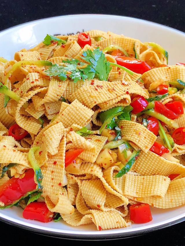 巨好吃的凉拌豆皮香辣过瘾连吃三天都不腻,超简单