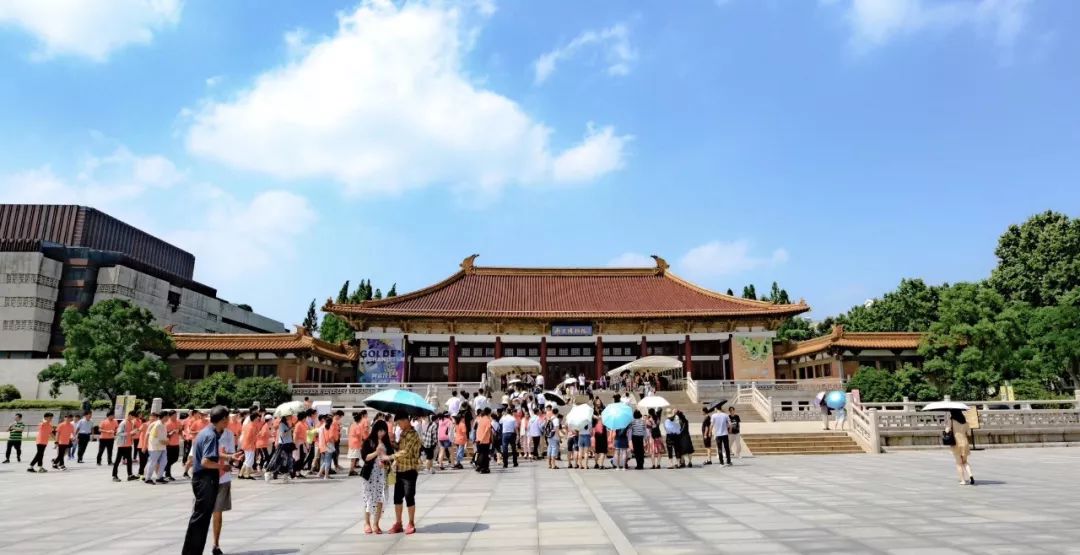 开展首日南京博物馆的参观者排队入场↑↑阿富汗国家博物馆的正门铭文