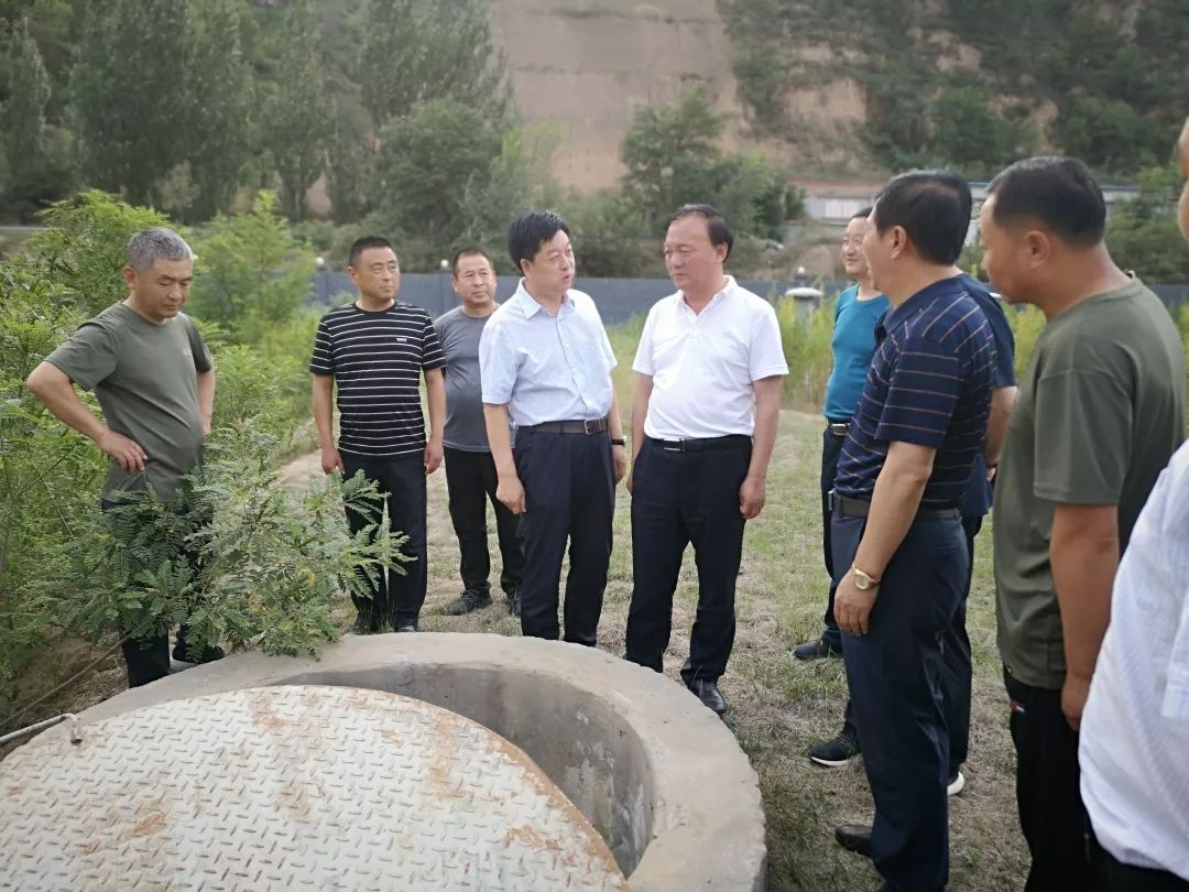 县委书记温江城等县级领导陪同.(贺成龙)