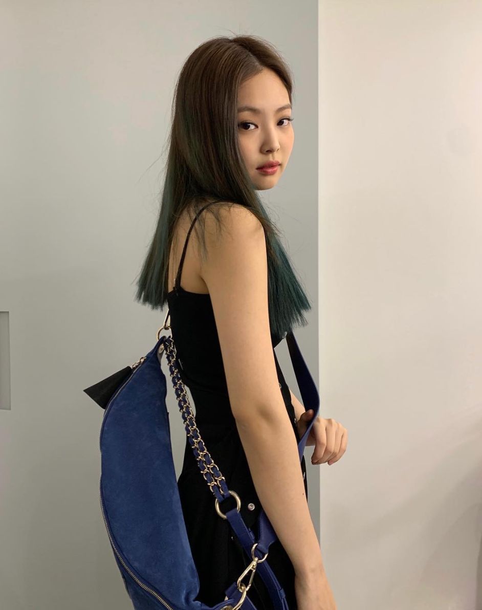 辣么,作为现在风头最盛的韩国女爱豆之一,jennie的私服搭配秘密是什么