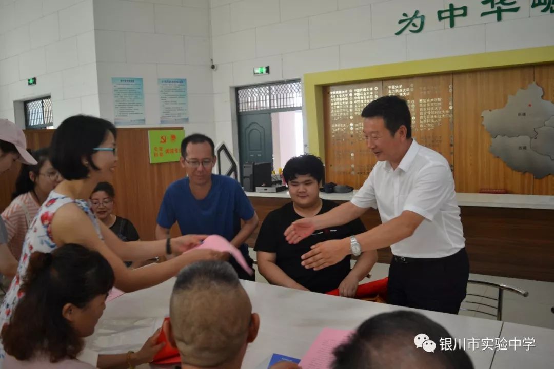 我校党总支书记,校长白云峰,校长助理李文志,教务处主任郎志平,学生处