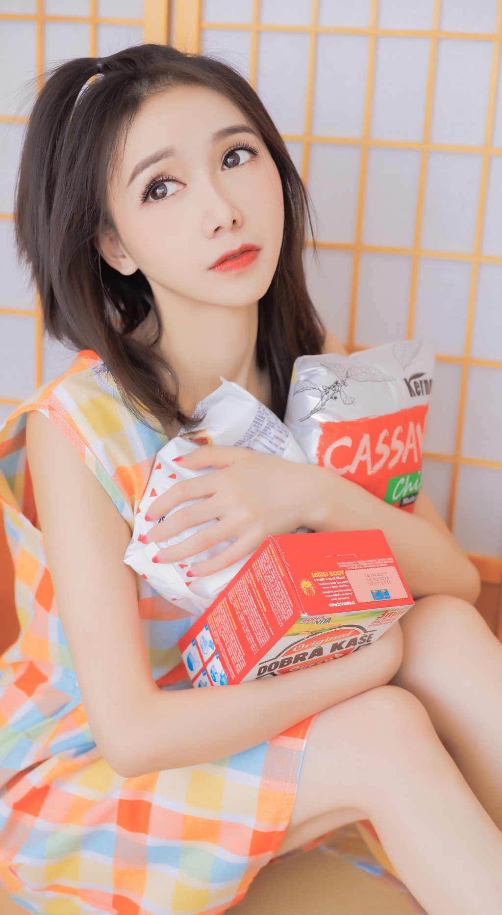 性感美女时尚写真,大眼软妹碎花连衣裙白皙香肩美腿,十分养眼!