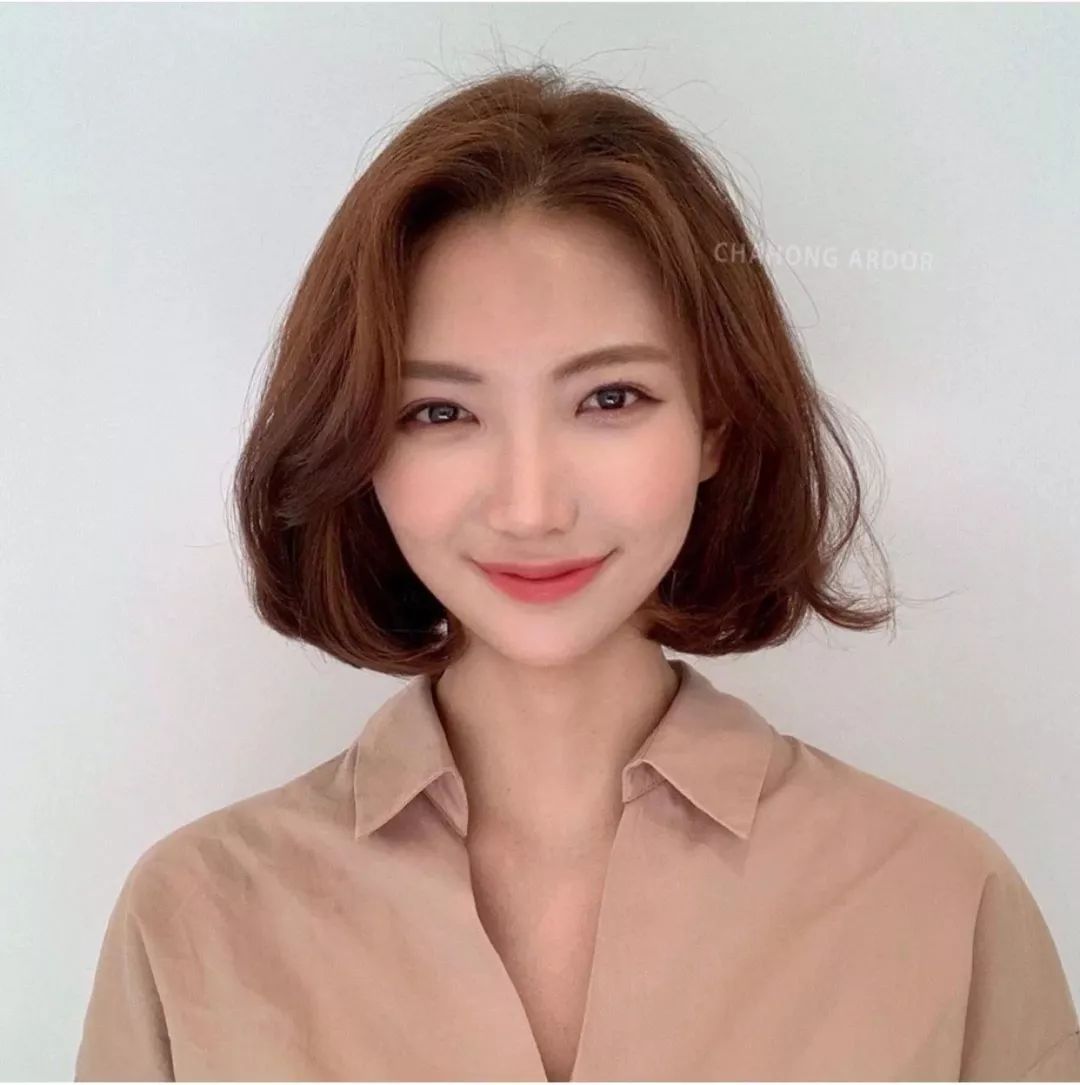 更重要的是这种短发发型不挑人群和脸型无论你是年轻女