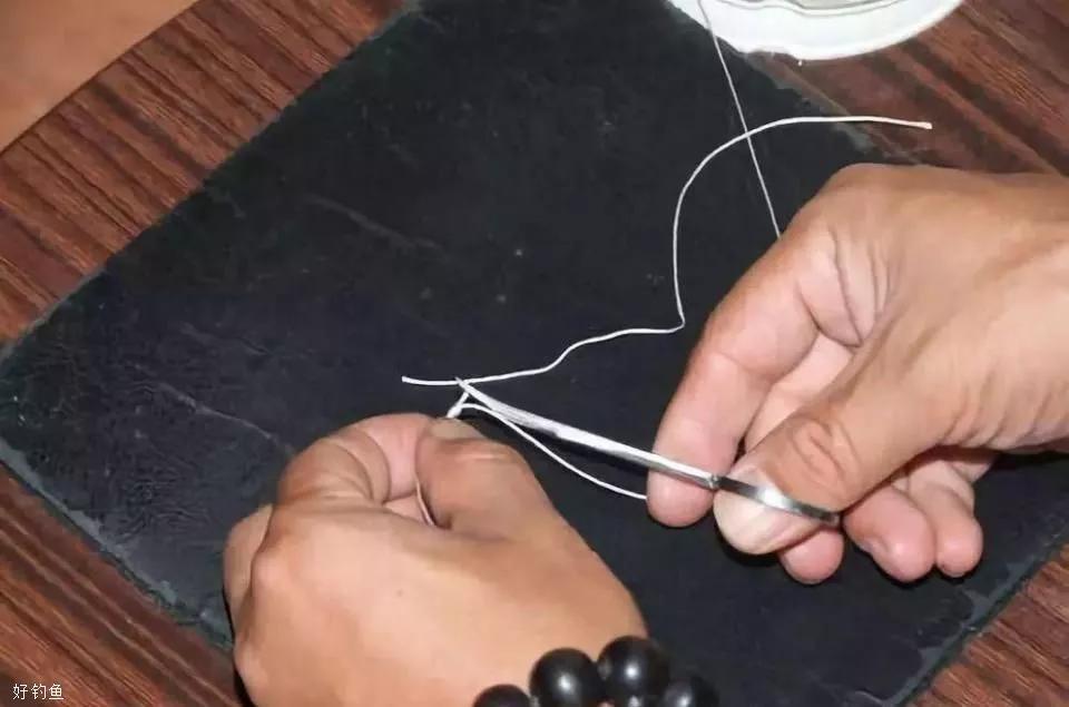 将纺车轮的线杯架打开后,把我们刚绑好的活套套在线杯上.如图所示.