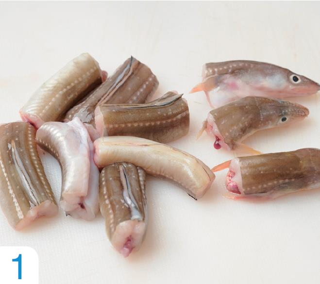 海鳗150克,胡萝卜4根,葱2根,芹菜,香芹叶各适量 黄油7   克, 蒜瓣,盐