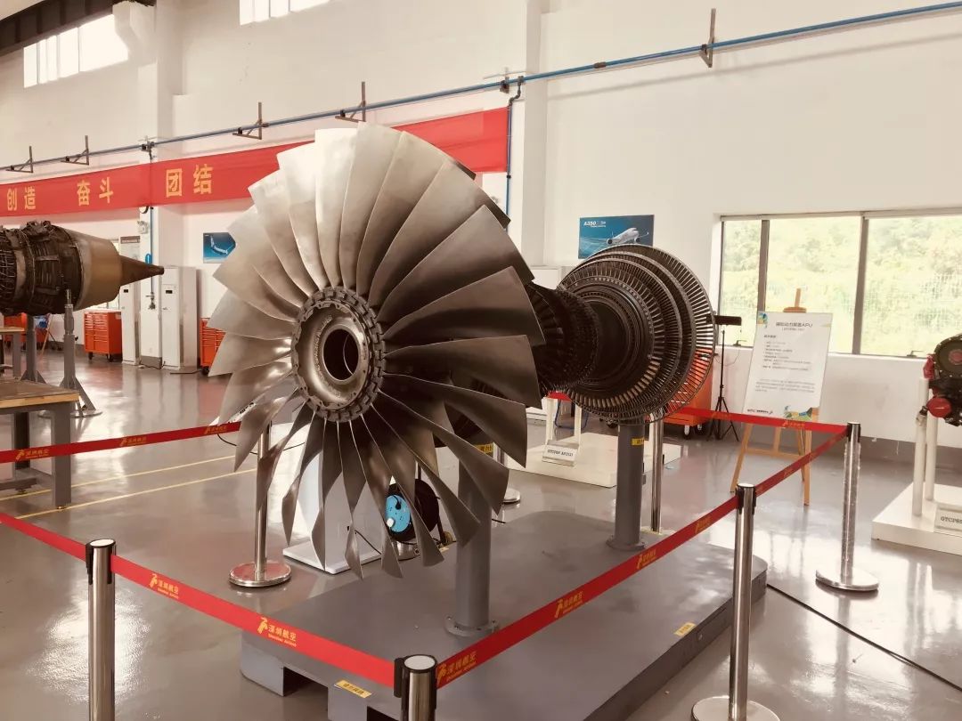 首先映入眼帘的是cfm56-7b发动机的核心机,该教具由发动机管理室与