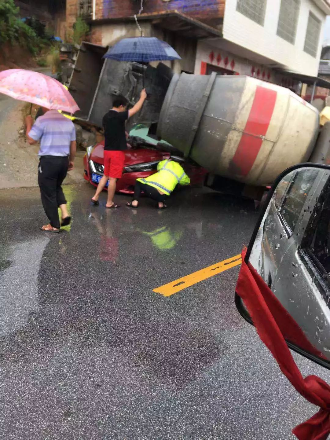 邵阳一搅拌车发生侧翻,一小车被压扁!司机.