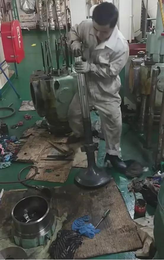 外面十级暴风雨,主机再不启动船就要沉了!