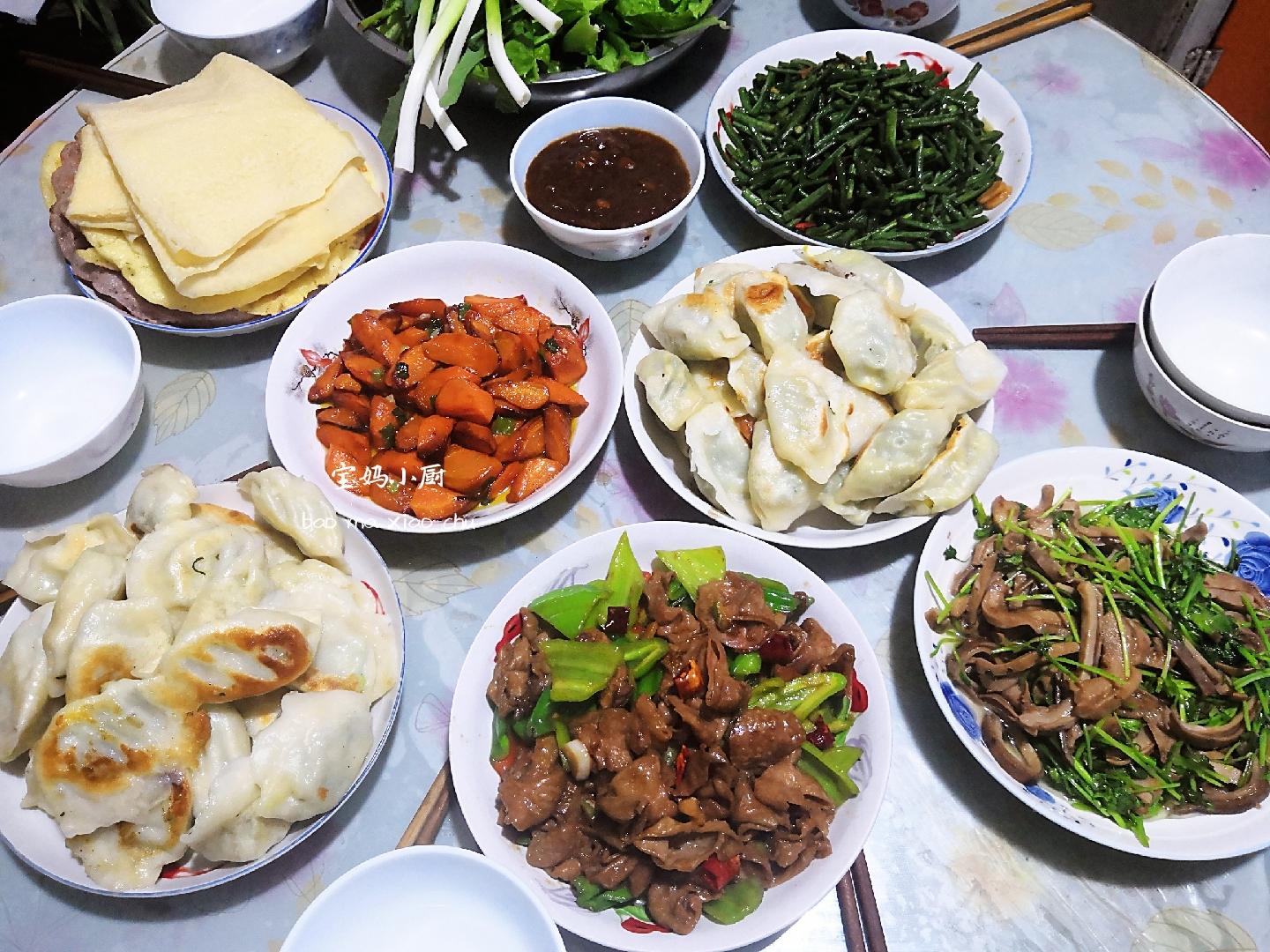 原創夏季農村晚餐,四菜配餃子,葷素搭配,人多吃飯香