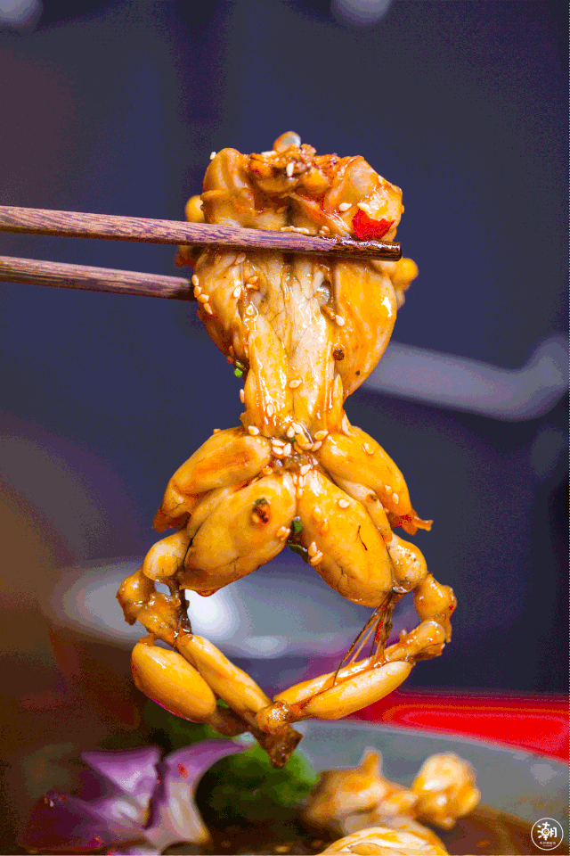 夜宵必点的秘制牛蛙上桌前淋上成都来的秘制料,隔着屏幕都能感受到
