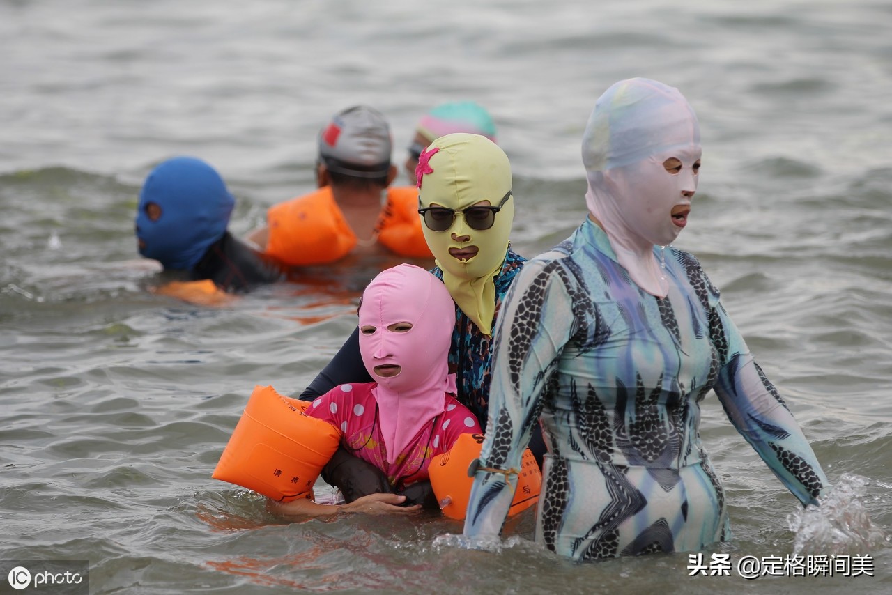 夏季青岛海水浴场,防晒神器"脸基尼"琳琅满目,成靓丽的风景线