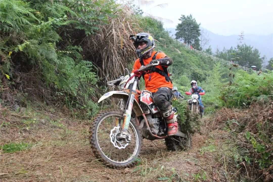 雨中激战中国cess超级越野摩托耐力联赛