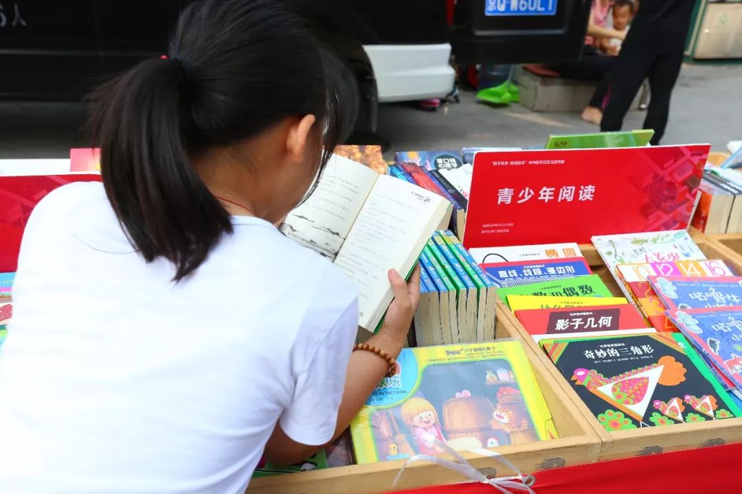 昌平书展开到居民楼门前,流动阅读服务形式新颖!_活动