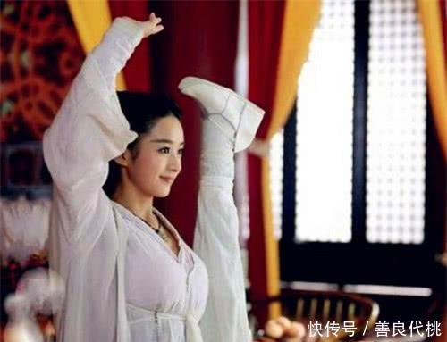 同样是"劈叉秀腿",赵丽颖可爱,热巴抢眼,看到她忍不住笑了!