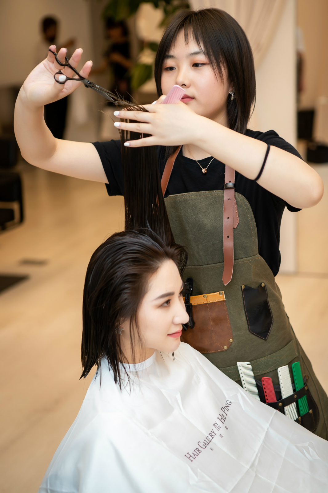 独树一帜,邀请众多具有艺术教育背景和独特审美的女性发型师作为团队