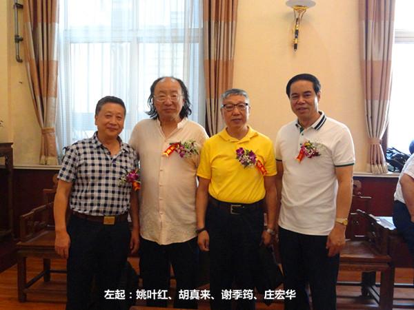 开幕式上,蔡竞,贾跟家等川晋两省的艺术家先后向邵仲节先生赠送了书法