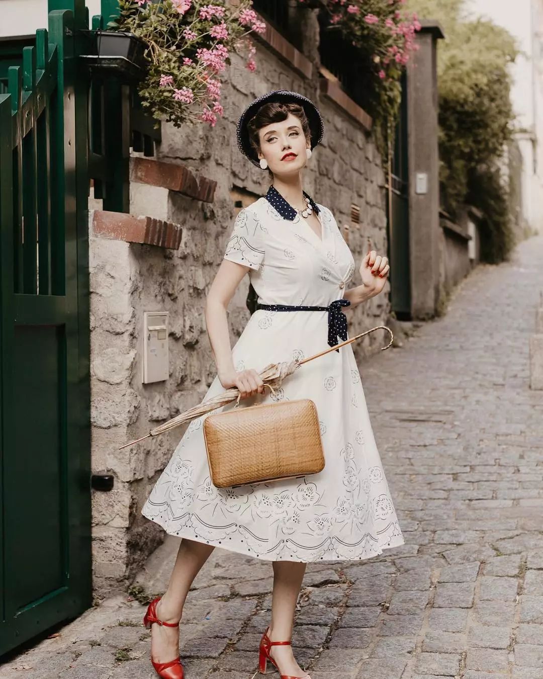 法国版麦瑟尔夫人在线带你穿越巴黎回到黄金年代