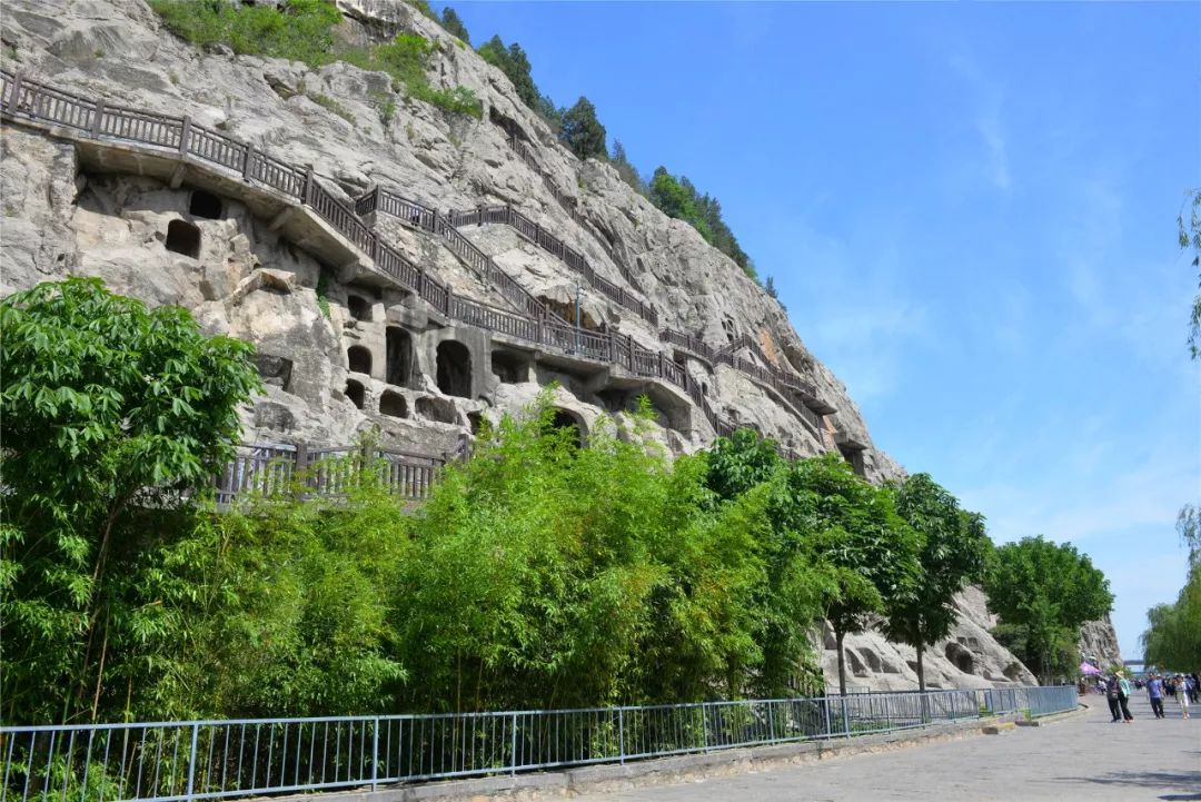 暑假到,龙门石窟好热闹!