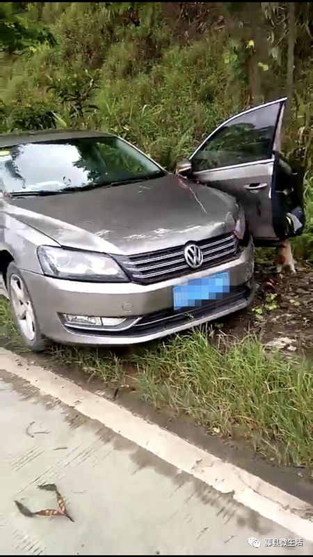 藤县安宁路段小车与班车相撞,小车车头面目全非,现场一片狼藉._车祸