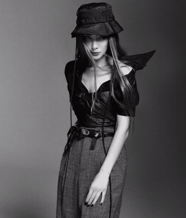 原创李冰冰登封演绎黑白风大片玩转帽子戏法一头长发洒脱飘逸