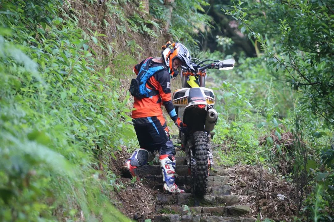 雨中激战中国cess超级越野摩托耐力联赛