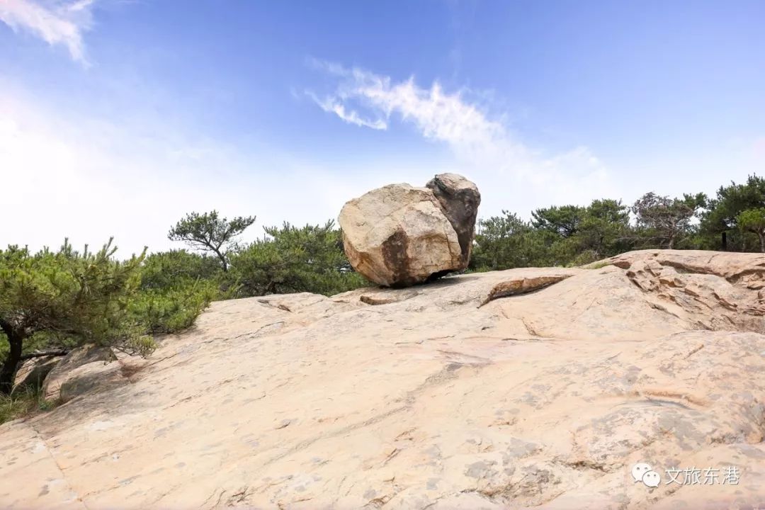 太阳神石青山,绿水,绿树成荫,空气清新,天台山景区带给暑假的是夏日