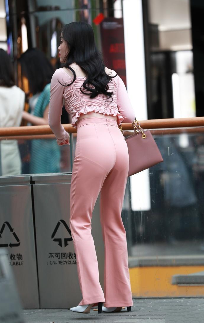 街拍阔腿裤也能穿得这么紧身买小了吧网友不小刚刚好