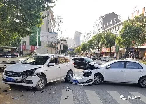 商南县长新西路和文化路交汇处发生一起车祸,一辆启辰从德胜方向上来