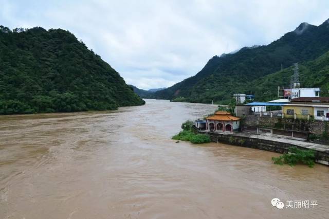 受強降雨影響洪峰過境昭平桂江水位上漲今年首次超警戒水位