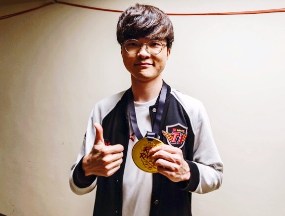 faker拍照晒新手势面带丑相出境粉丝暗示mata坑货