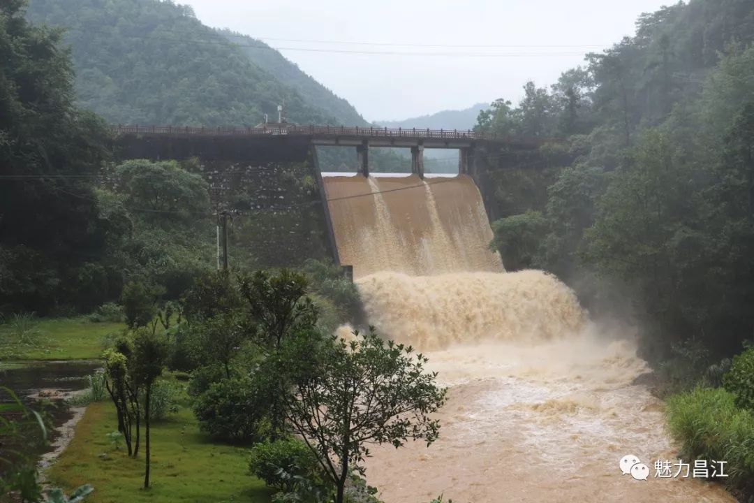 据了解,由于突降长时间暴雨,导致杨湾水库上方形成12.