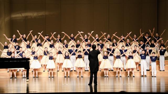 童声合唱团音乐会邀请了深圳市红岭中学园岭初中部"七色光"童声合唱团