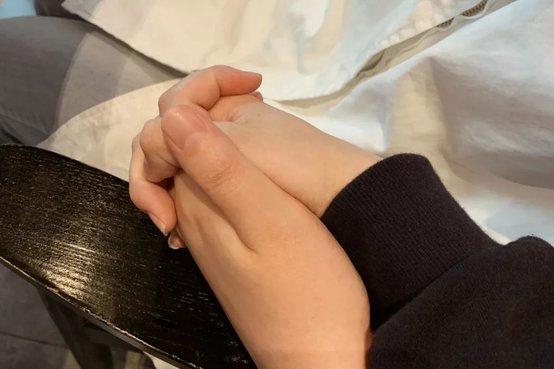 十指紧扣的手如果有一天,你觉得他不喜欢你了.