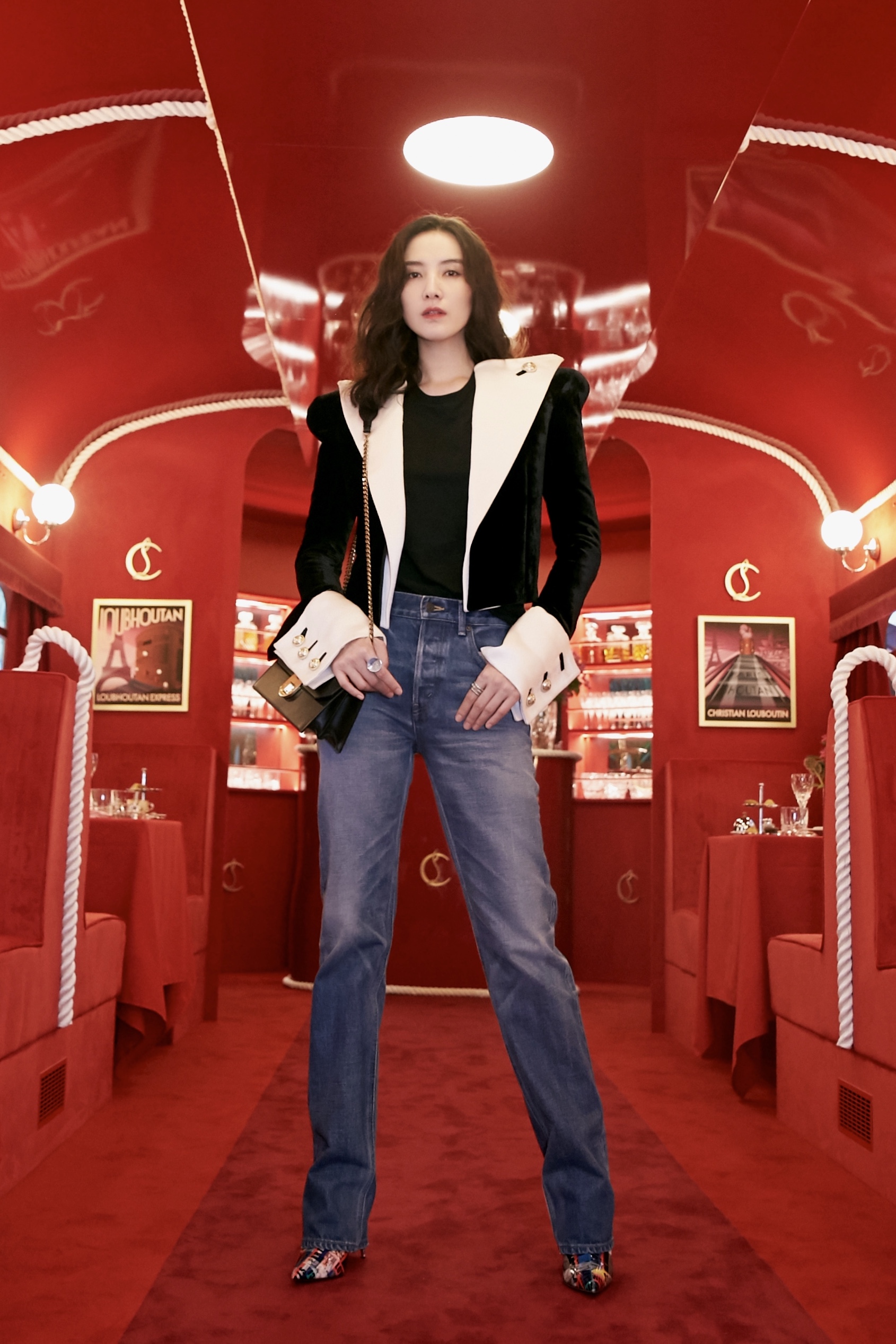 宋佳现身巴黎高定时装周 帅气造型彰显时尚态度