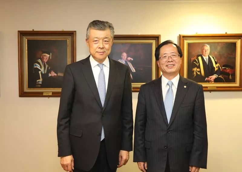 图片说明:刘晓明大使与曲景平校长合影留念