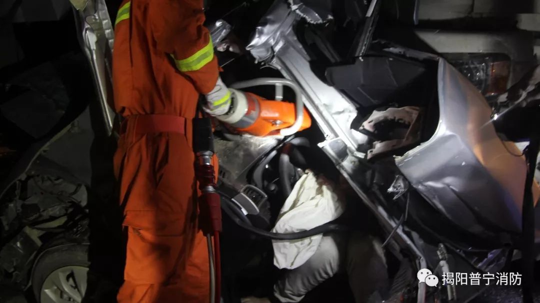 潮惠高速赤岗段深夜三车连环撞,消防到场后震惊了!