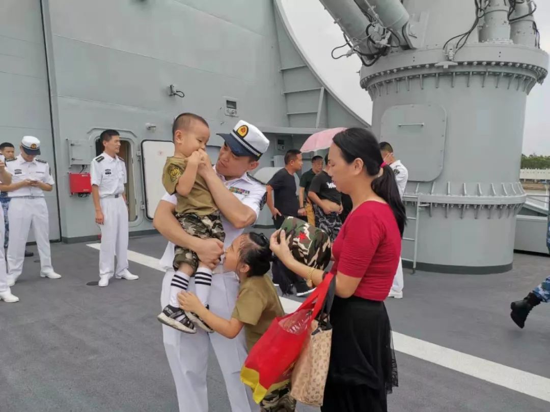 丈夫 还亲手为丈夫包了鲜花 一家人齐聚军港码头 在昆仑山舰的甲板上
